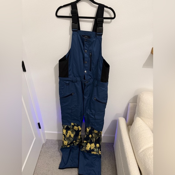 Saga Outerwear Rogue Bib Snow Pants - Detachable TOP
Denim/Cactus - Picture 5 of 10